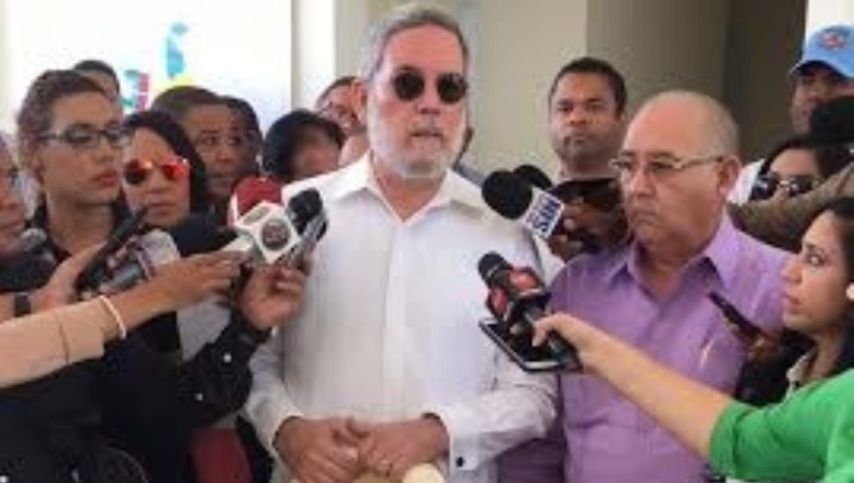 DON ROBERTO HABLA A PERIODISTAS EN LA CIUDAD JUAN BOSH