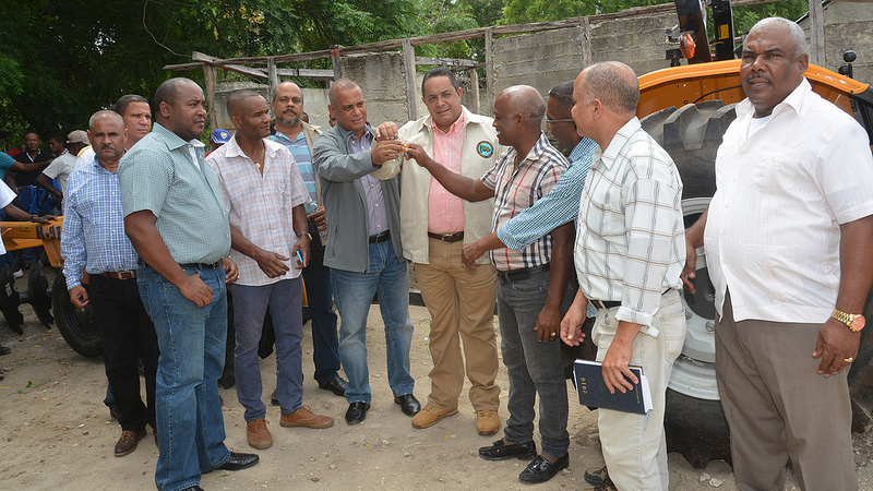 EMILIO TORIBI OLIVO EN TAMAYO ENTREGANDOLE AA CAMPESINO