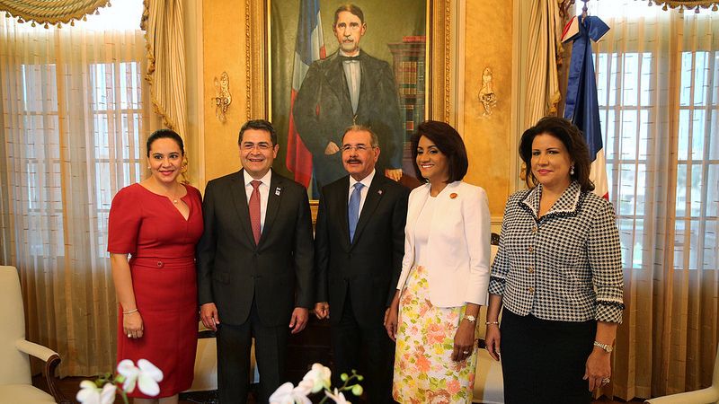 LOS PRESIDENTES DE HONDURAS Y R.D. CON SUS PRIMERAS DAMAS Y LA VICE-PRESIDENTA DE LA REP. 2