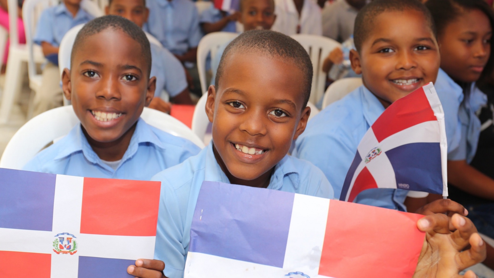 NIÑOS EN SU NUEVA ESCUELA EN BOCA CHICA