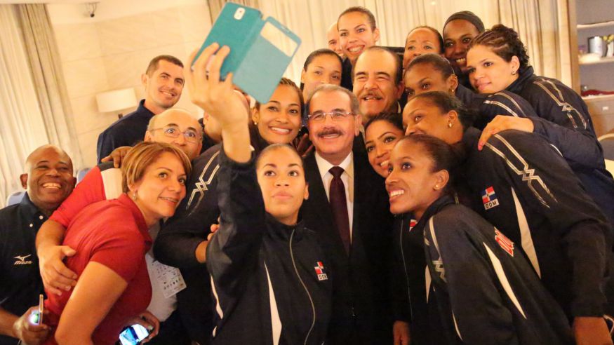 PRESIDENTE CON LAS REINAS DEL CARIBE