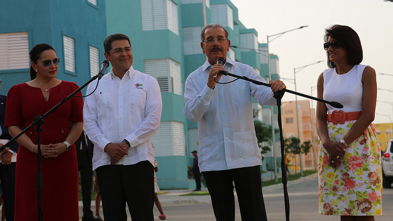 PRESIDENTES DE HONDURAS Y RD. EN LA BARQUITA