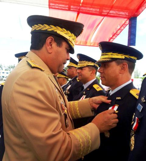 CONDECORAN AL COMANDANTE DE LA BASE AEREA DE PP I