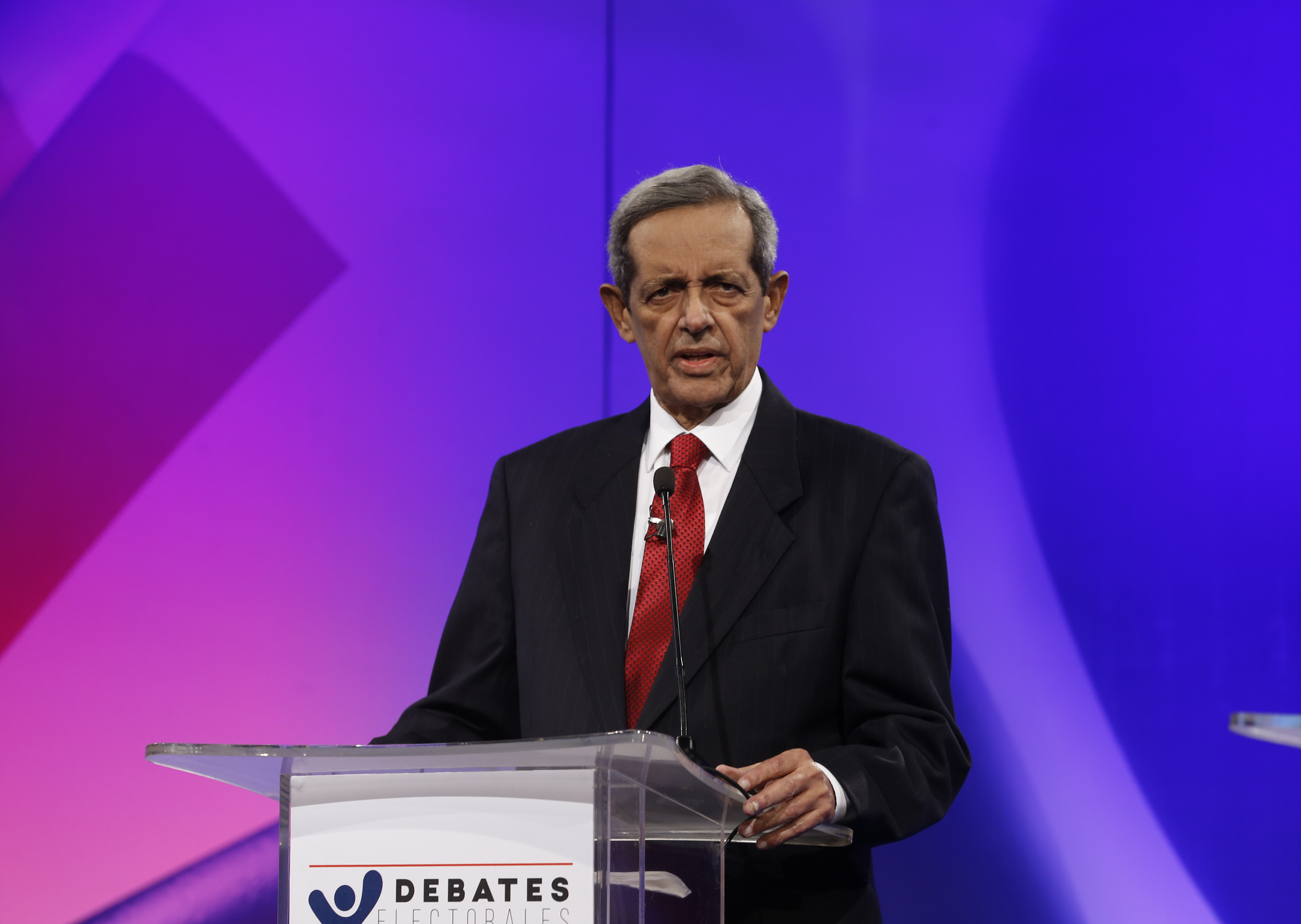 STO13. SANTO DOMINGO (REPÚBLICA DOMINICANA), 18/04/2016.- El candidato a la Presidencia dominicana del Partido Revolucionario Social Demócrata Hatuey De Camps participa en un debate por televisión hoy lunes 18 de abril de 2016, en Santo Domingo (República Dominicana). El presidente dominicano Danilo Medina, ausente en el debate, es el candidato favorito para retener el poder en primera vuelta en los comicios que se celebrarán el 15 de mayo venidero, de acuerdo a todas las encuestas de opinión. EFE/Orlando Barría