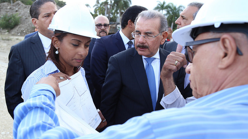 PRESIDENTE OBSERVANDO CONSTRUCCION NUEVA PRESA