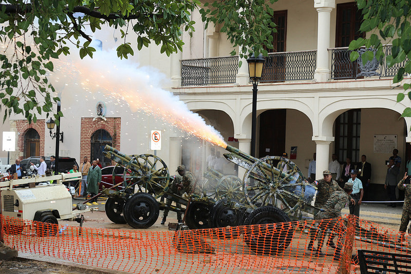 RINDIENDOLE GUARDIA DE HONOR AL PRESIDENTE MEDINA