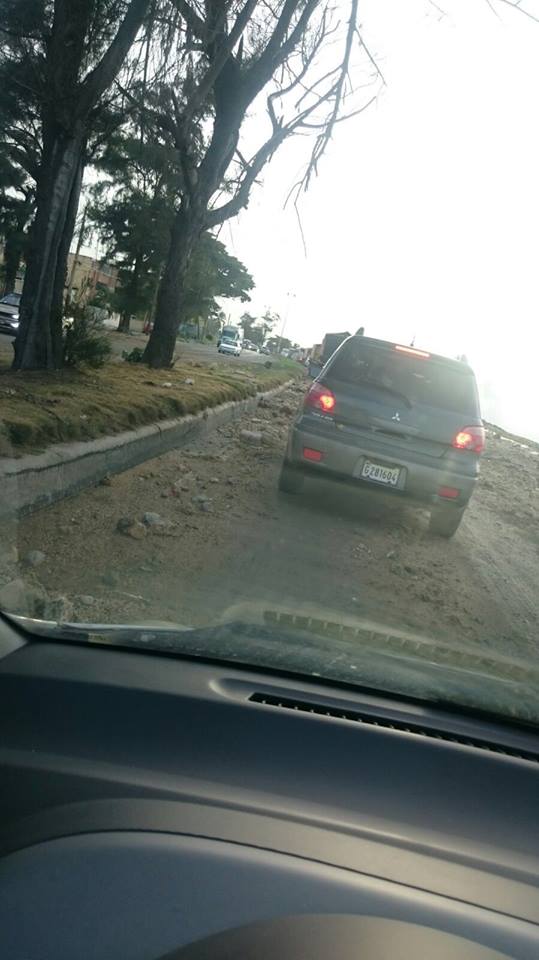 desecho-lanzado-por-ell-mar-en-el-malecon-dominicano-2