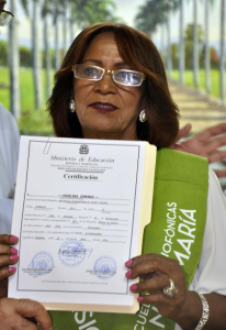 Fidelina Jiménez, es un ejemplo hace 63 anos que inicio los estudios, los dejo y este sábado a sus 67 años de edad se gradúa de octavo grado en la Escuela Radiofonica de Radio Marien  en Dajabon y piensa seguir hasta hacerse bachiller y estudiar en la universidad.