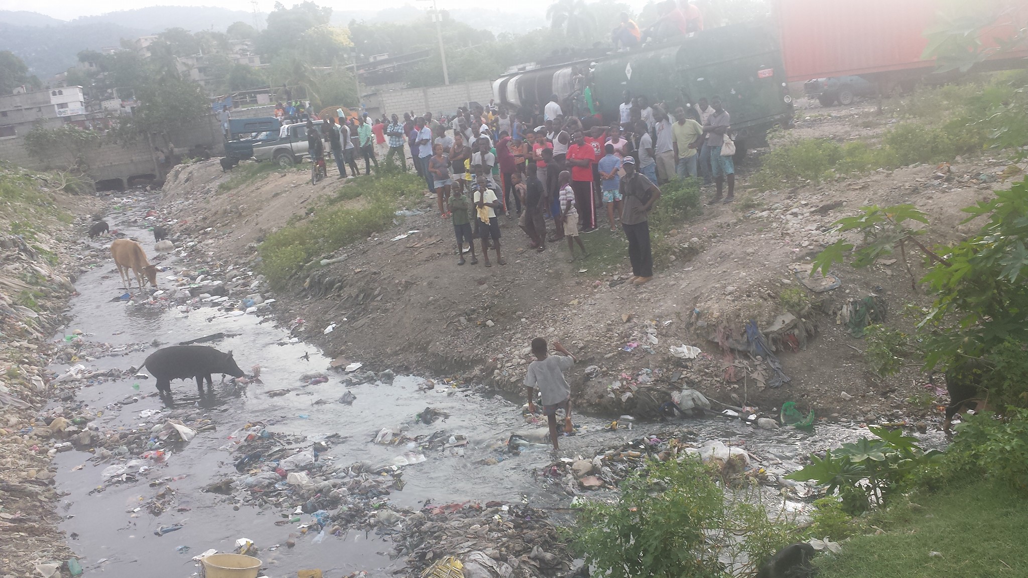 haitianos-esperando-las-ayudas-cerca-del-campamento