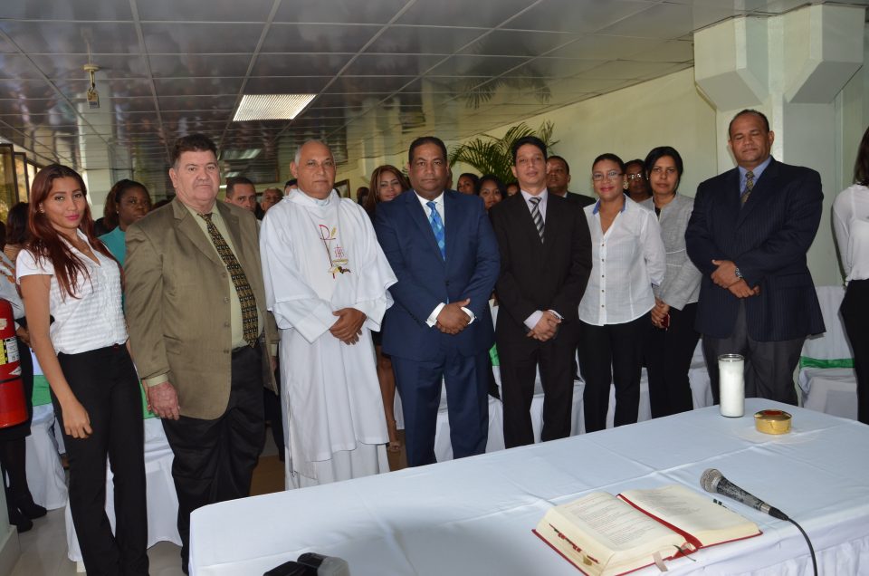 El director administrativo, Marcos Tavárez, junto al diácono Rafael Valera, de la Parroquia Inmaculada Concepción, y otros funcionarios y empleados de la Lotería en la misa de acción de gracias por el 134 aniversario de la institución.