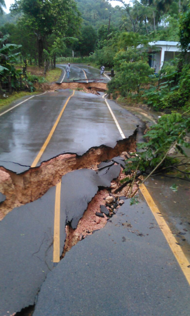 carretera-rota-en-samana