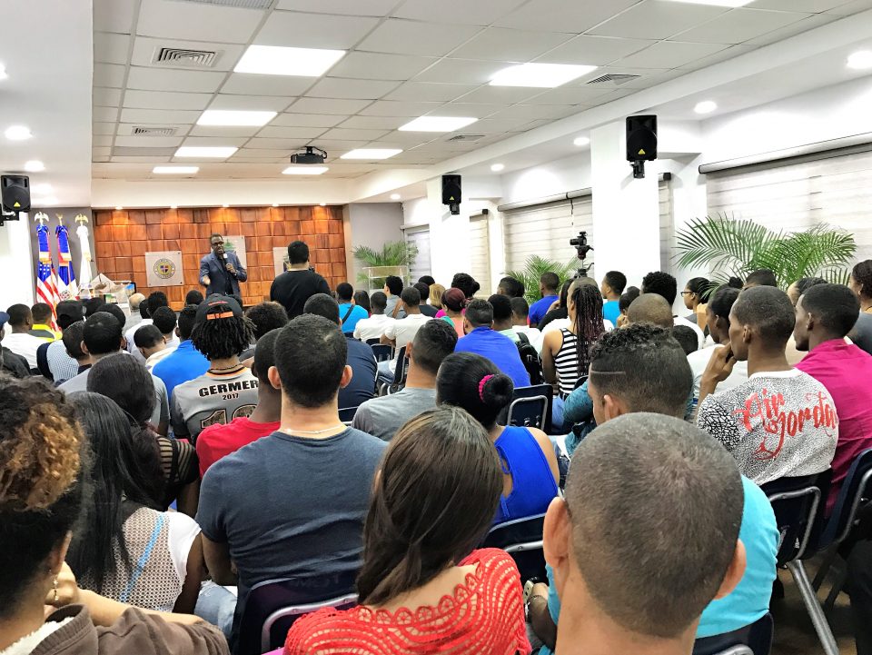 En la foto, el ex lanzador de los Azulejos de Toronto, Juan Guzmán, se dirige a un nutrido número de estudiantes asistentes al acto donde se presentó su libro testimonial y de superación personal.