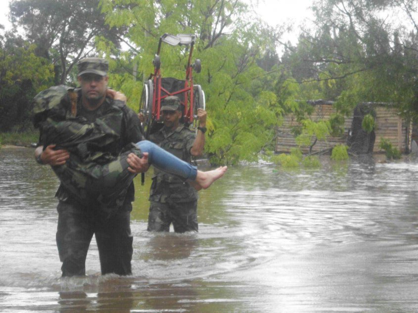 militares-evacuando