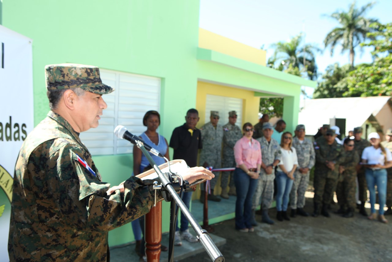 ministro-habla-en-la-entrega-de-la-casa-en-s-j-de-la-maguana