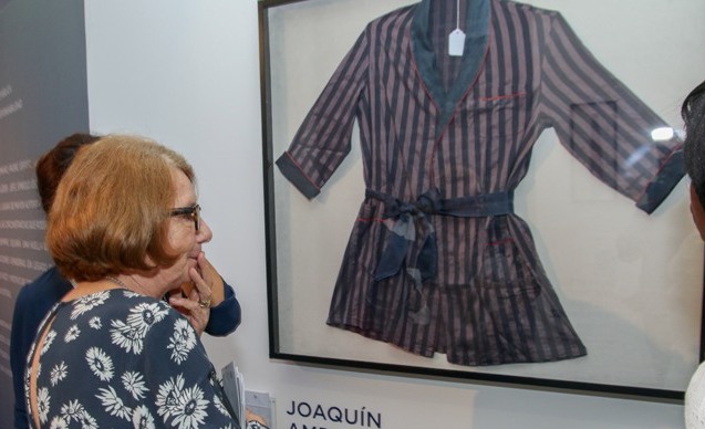 Marianne de Tolentino observa la bata que usaba el doctor Joaquìn Balaguer en la intimidad de su casa.