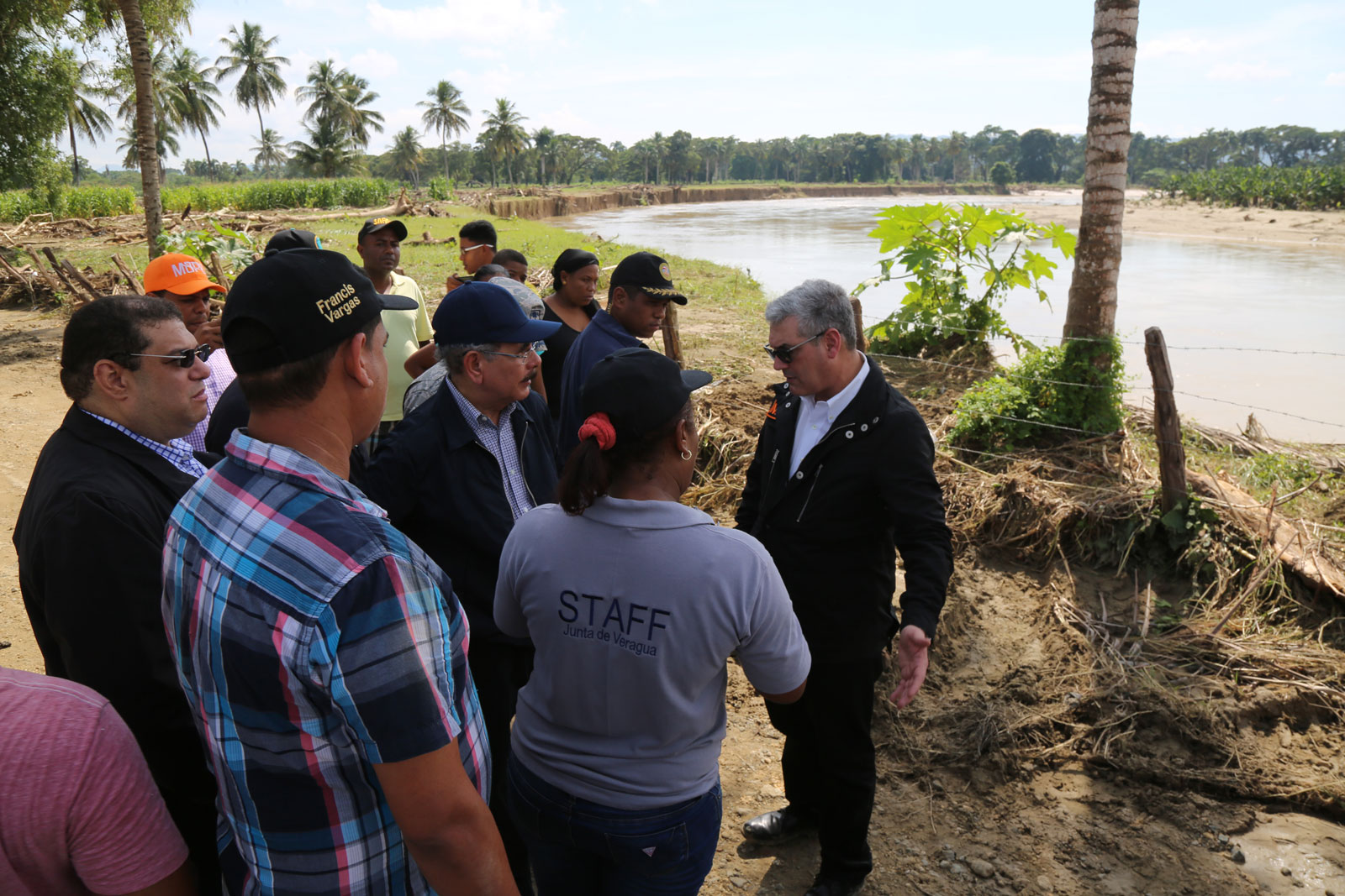 presidente-medina-evalua-las-tierras-cultivables-que-no-han-sido-afectadas-en-el-bajo-yuna