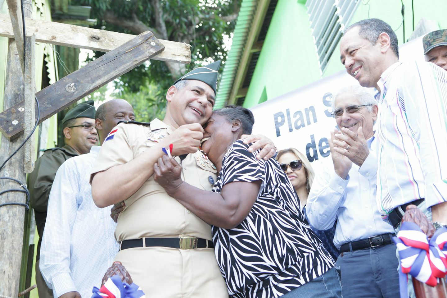 la-senora-beneficiada-abraza-el-ministro-de-manera-agradecida