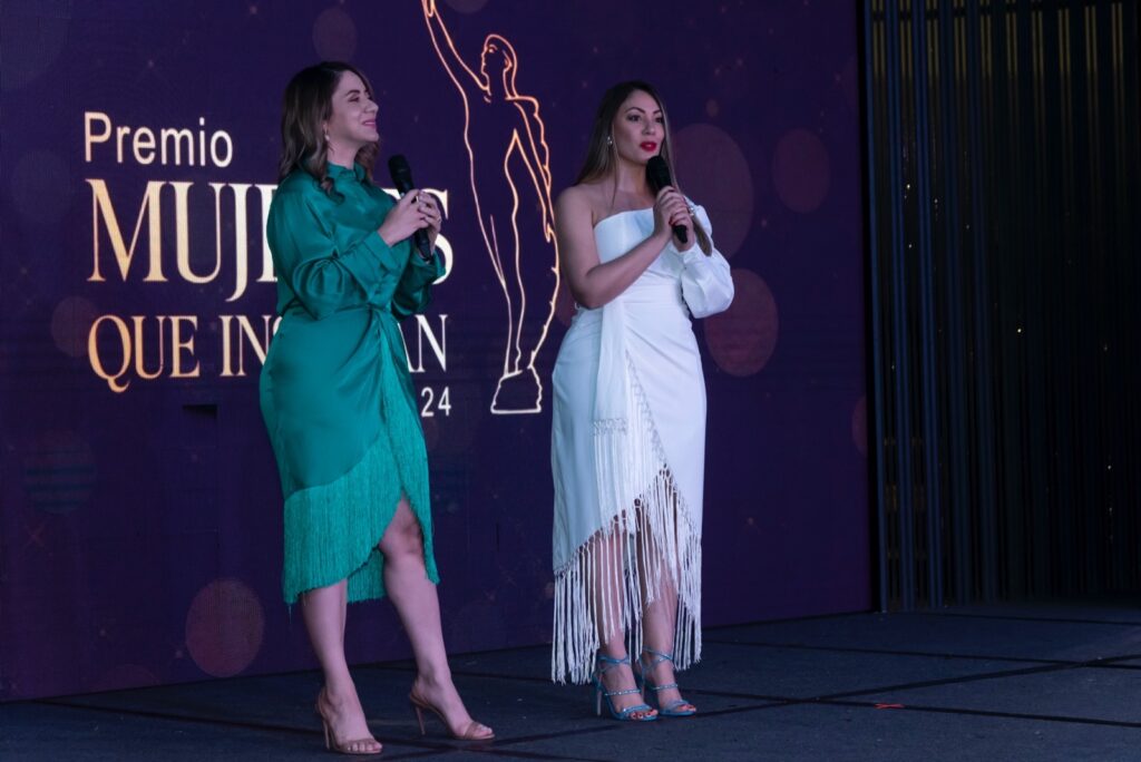 Gloria Reyes e Iluminada Muñoz mientras presentaban la semblanza de una de las reconocidas de la noche.