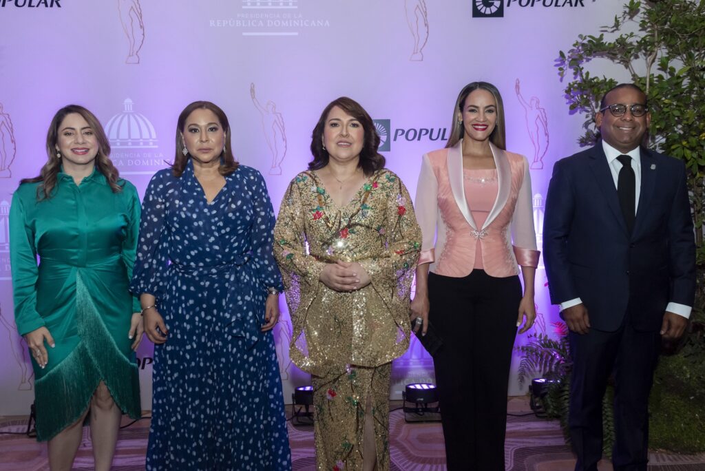 Gloria Reyes, la ministra de la mujer Mayra Jiménez, Emelyn Baldera, creadora del Premio Mujeres que Inspiran, Wanda Sánchez, presidenta de Acroarte y el diputado Aníbal Díaz.